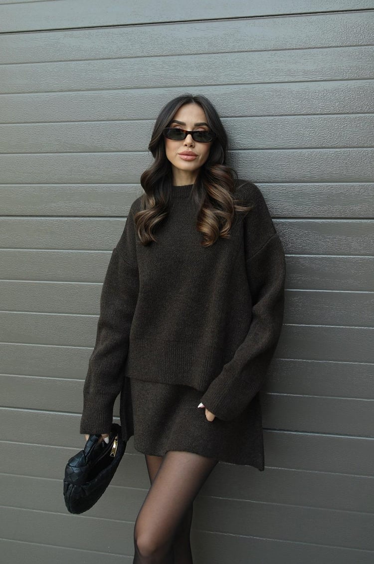 Elegancki jesienny komplet damski: sweter oversize i dzianinowa spódnica, doskonałe połączenie stylu.