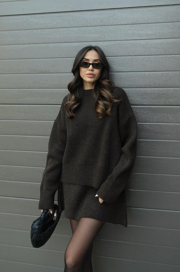 Elegancki jesienny komplet damski: sweter oversize i dzianinowa spódnica, doskonałe połączenie stylu.