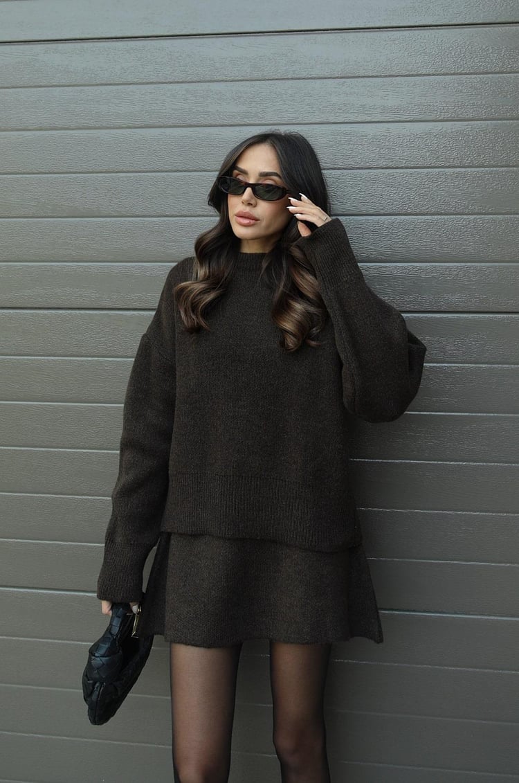 Stylowy damski zestaw jesienny: sweter oversize i spódnica. Elegancja i wygoda na jesień.