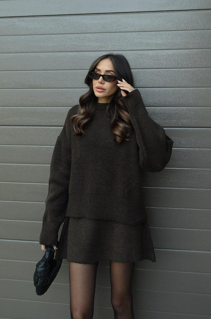 Stylowy damski zestaw jesienny: sweter oversize i spódnica. Elegancja i wygoda na jesień.