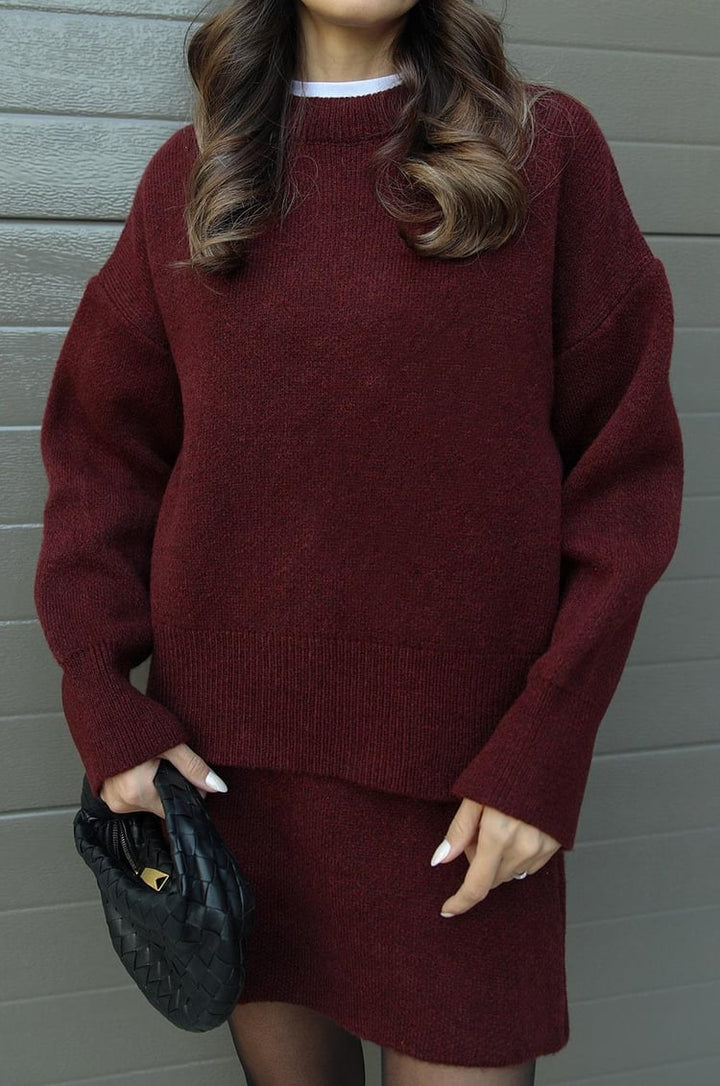 Modny komplet damski na jesień: sweter oversize i spódnica z dzianiny, stylowy wygląd.