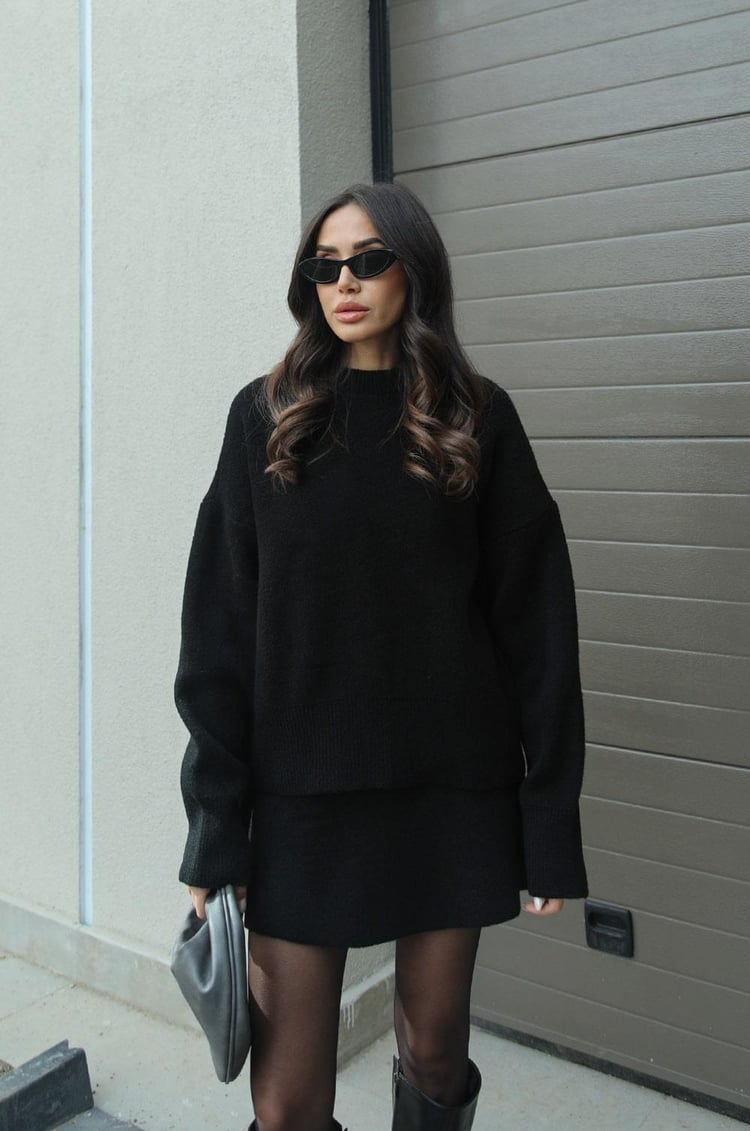 Elegancki jesienny zestaw: sweter oversize, spódnica. Komfort i styl w jednym komplecie.
