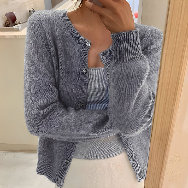 Modny kardigan damski Jaqueline. Stylowy sweter, świetny wybór na wiosenne i jesienne outfity.