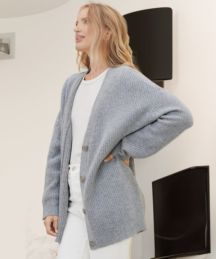 Prążkowany kardigan oversize damski. Modna, ciepła dzianina zapewnia komfort i elegancję na jesień.