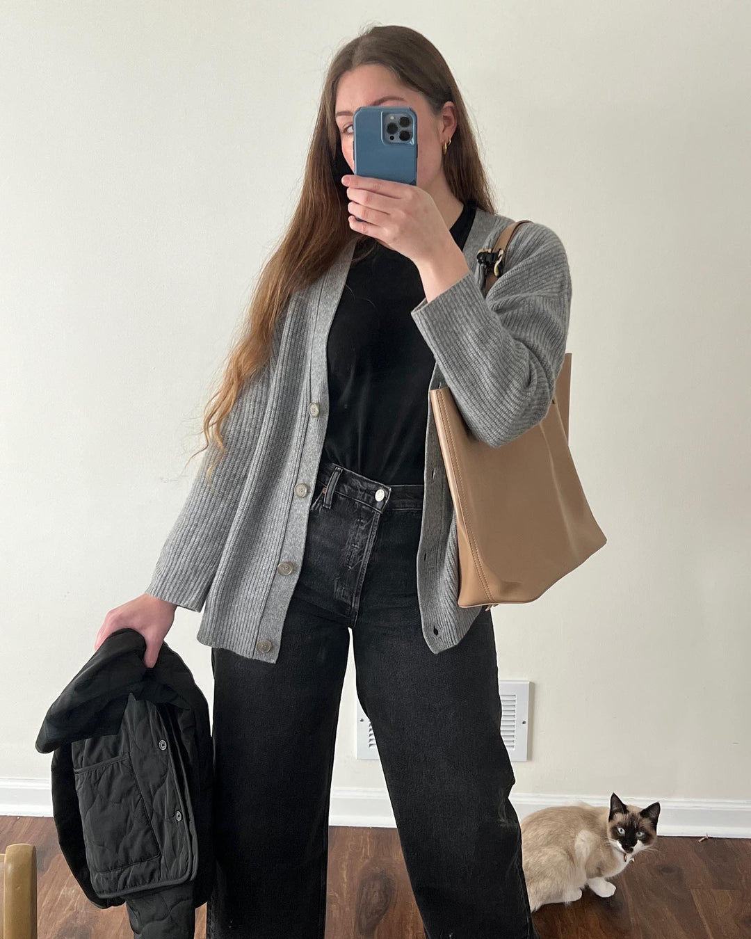 Damski kardigan oversize z prążkowanej dzianiny. Wygodny i modny dodatek do jesiennych stylizacji.