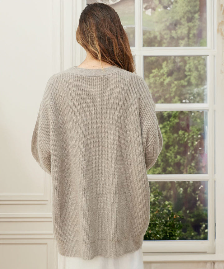 Stylowy, dzianinowy kardigan oversize dla kobiet. Doskonały wybór na jesień i zimę.