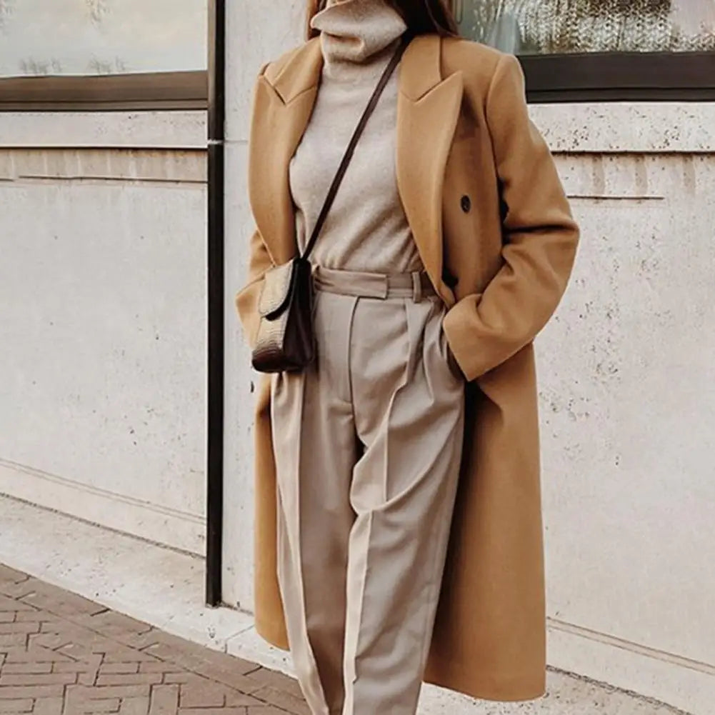 Modny damski płaszcz dwurzędowy na każdą okazję, dostępny w kolorze khaki lub białym. Casualowy i formalny trencz.