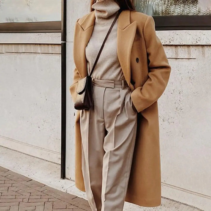 Modny damski płaszcz dwurzędowy na każdą okazję, dostępny w kolorze khaki lub białym. Casualowy i formalny trencz.