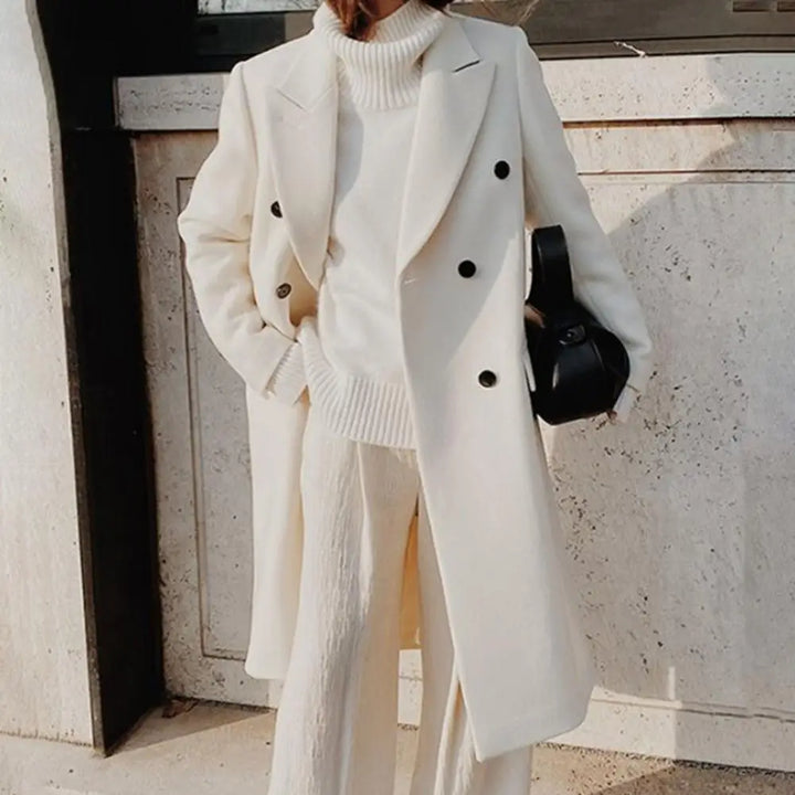 Elegancki damski płaszcz dwurzędowy, modne okrycie wierzchnie na wiosnę, jesień i zimę. Klasyczny krój typu trencz.