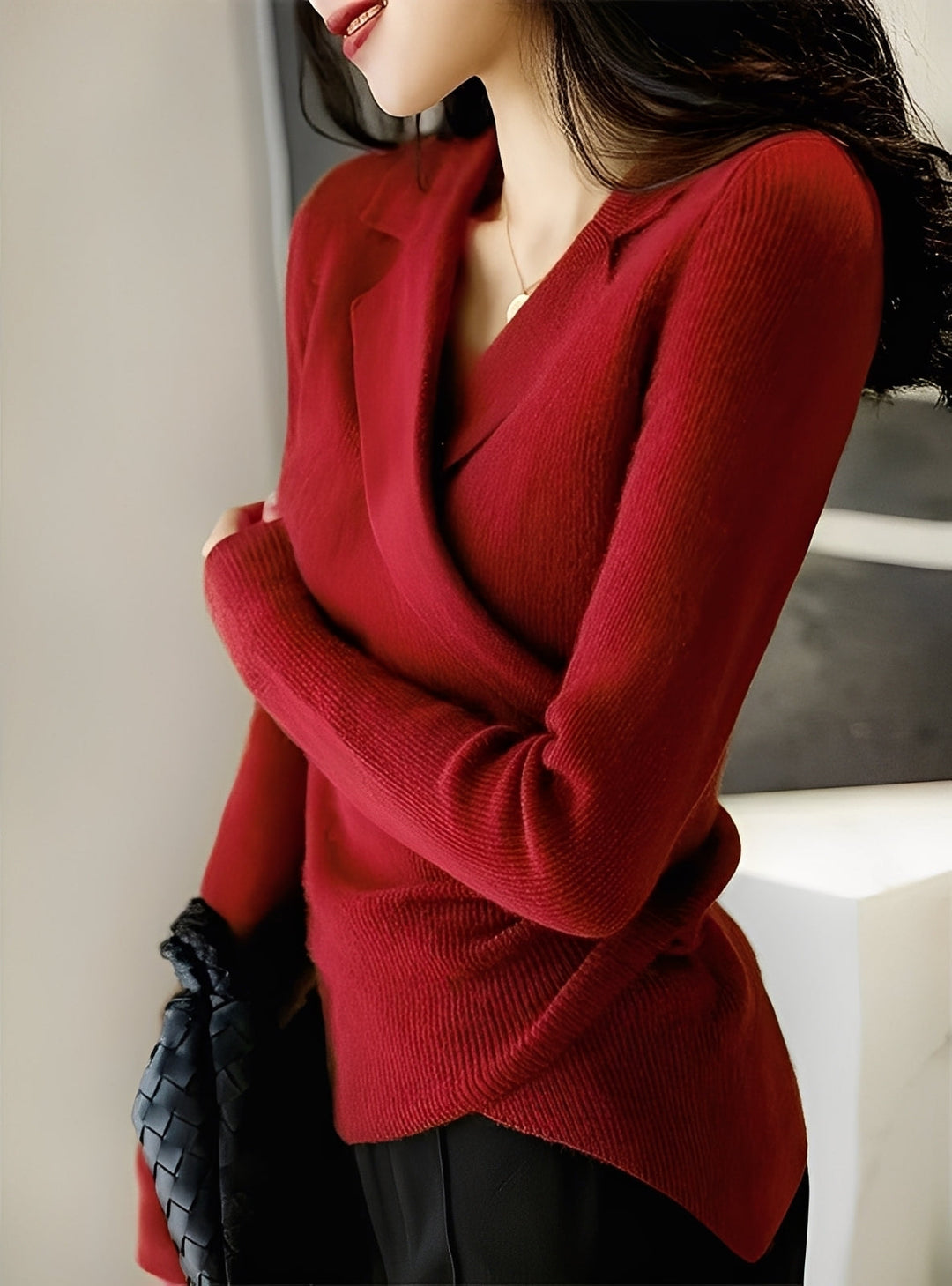 Damski klasyczny sweter, idealny na chłodne jesienne i zimowe dni. Ciepły, elegancki i modny.