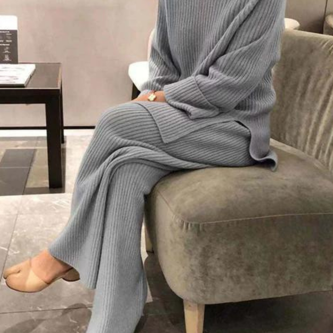 Przytulny damski zestaw: bawełniany sweter i spodnie. Komfortowy dres na jesień/zimę, casualowy styl.