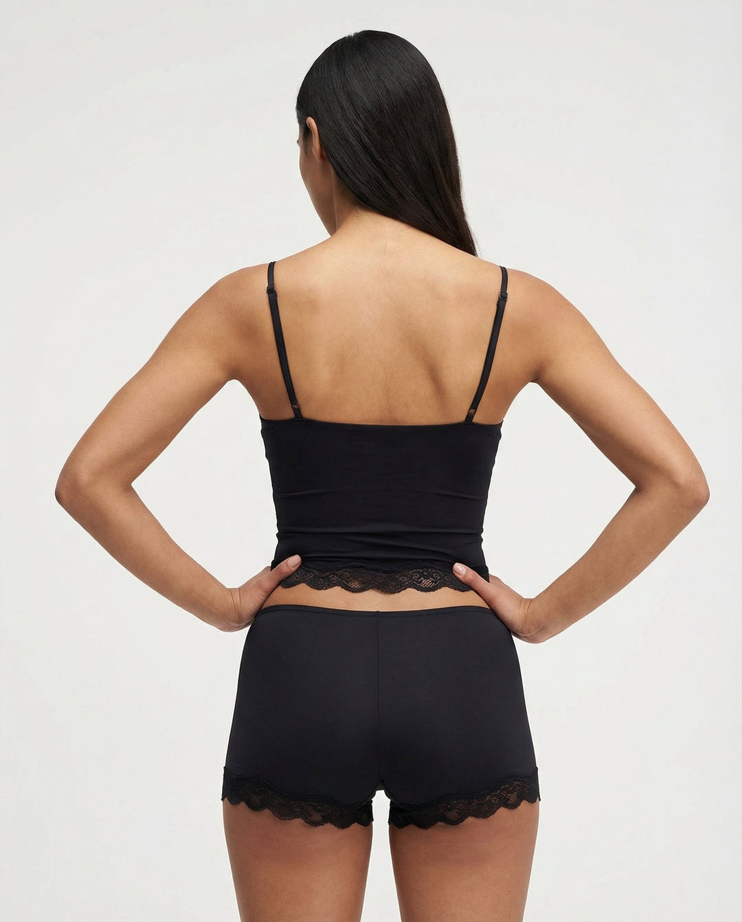 Miękki komplet loungewear dla kobiet: top z koronką i komfortowe szorty. Kobiecy i stylowy zestaw.