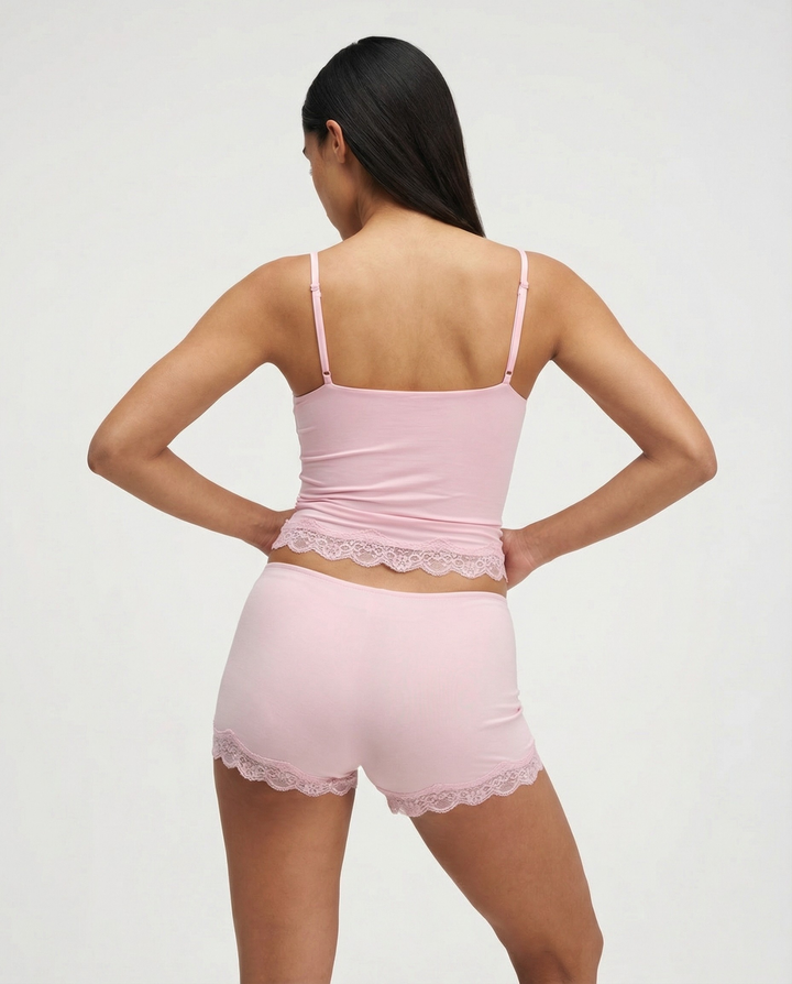 Damski zestaw loungewear z koronkowym topem. Miękkie szorty gwarantują komfortowy i modny styl domowy.