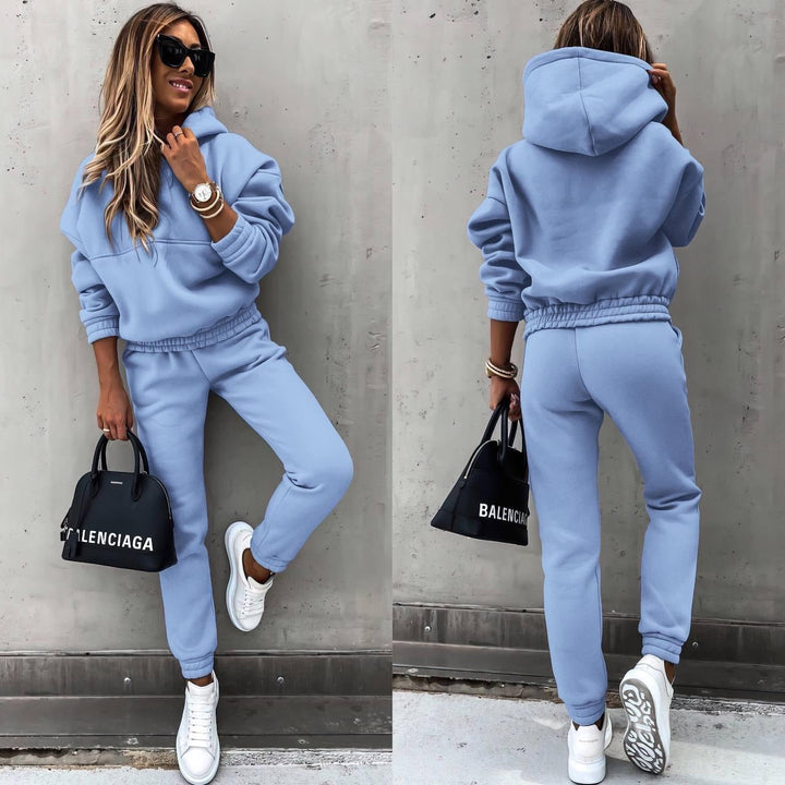 Bluza z długim rękawem z damskiego kompletu dresowego. Luźny krój dla maksymalnego komfortu i casualowego stylu.