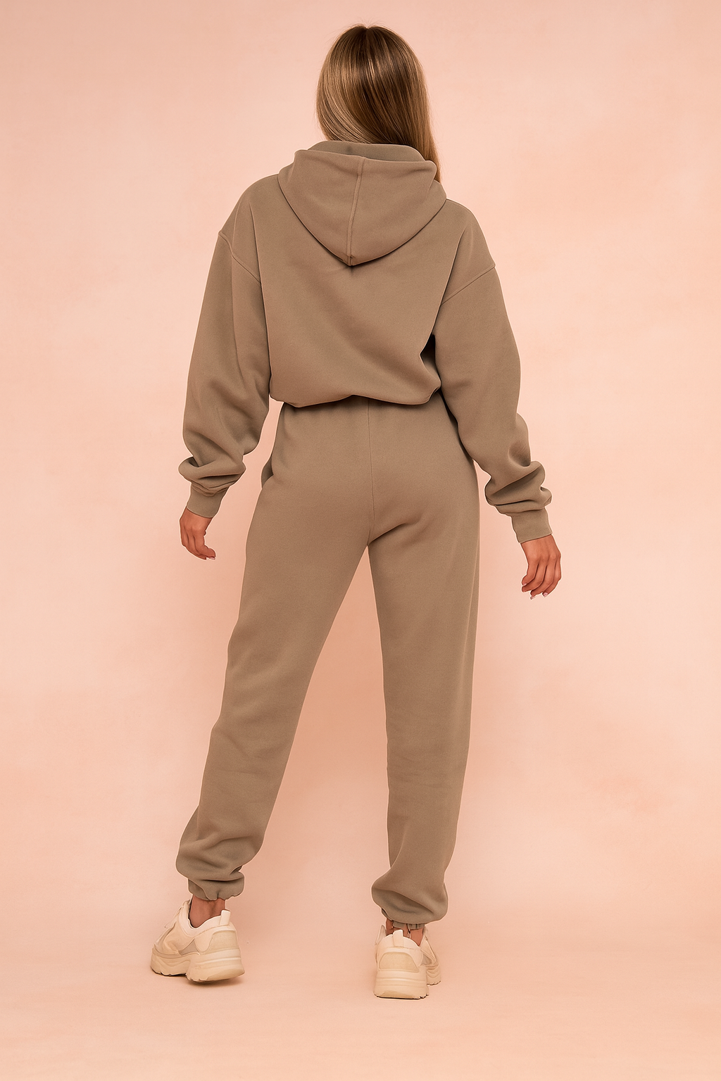 Modny damski komplet dresowy. Detal miękkiego materiału bluzy i spodni. Wygodne do jogi, fitnessu czy relaksu.