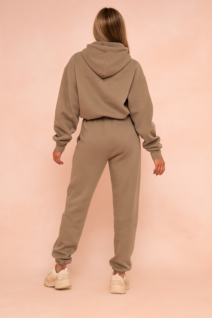 Modny damski komplet dresowy. Detal miękkiego materiału bluzy i spodni. Wygodne do jogi, fitnessu czy relaksu.