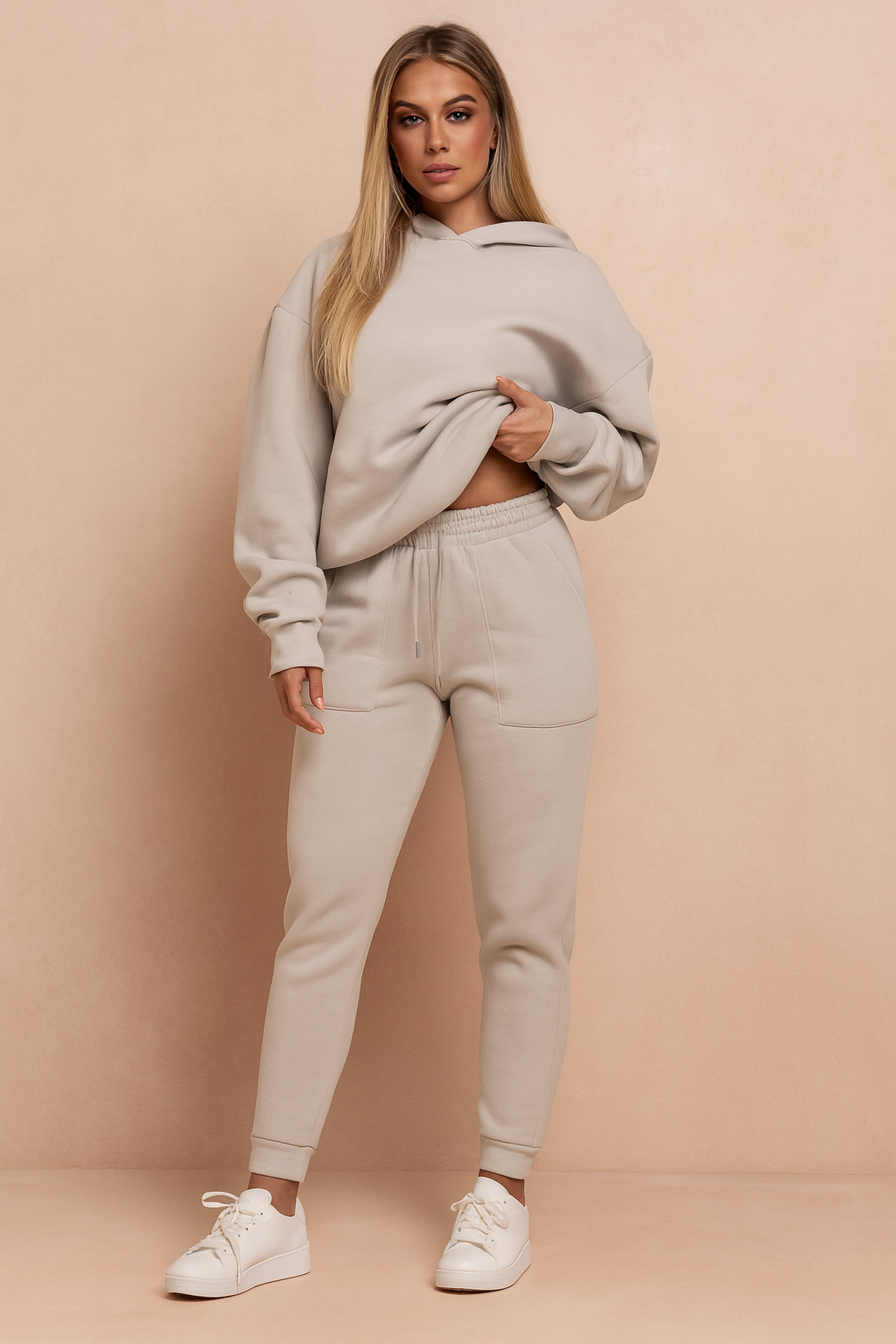 Damski sportowy komplet dresowy do treningu. Wygodna bluza i elastyczne spodnie dresowe idealne na fitness, jogging.