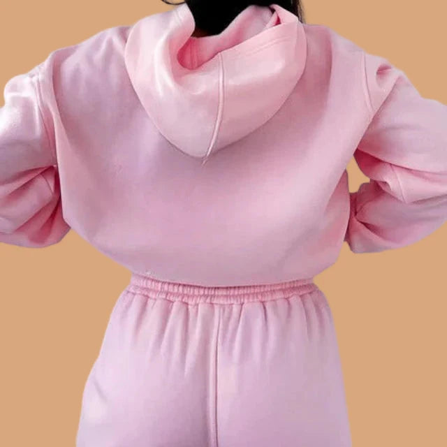 Wygodny damski komplet dresowy z bluzy i spodni. Idealny na siłownię, do domu i na co dzień. Modny sportowy styl.