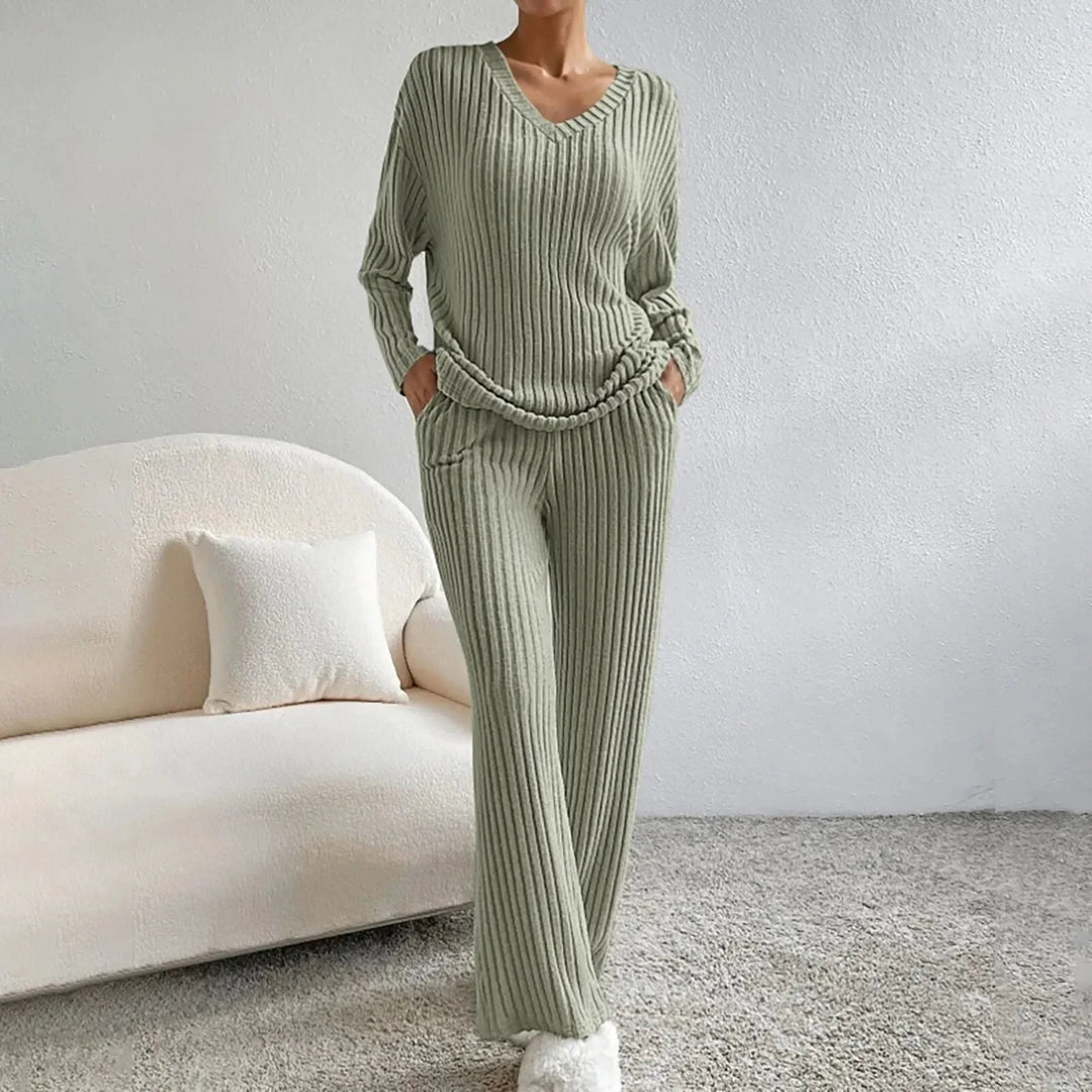 Elegancki damski dres casual, modny komplet na co dzień, stylowa odzież.