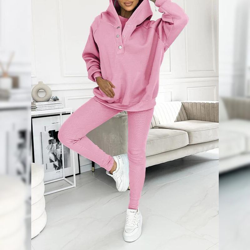 Modny bawełniany zestaw dresowy dla kobiet: miękka bluza i elastyczne legginsy. Styl casual.