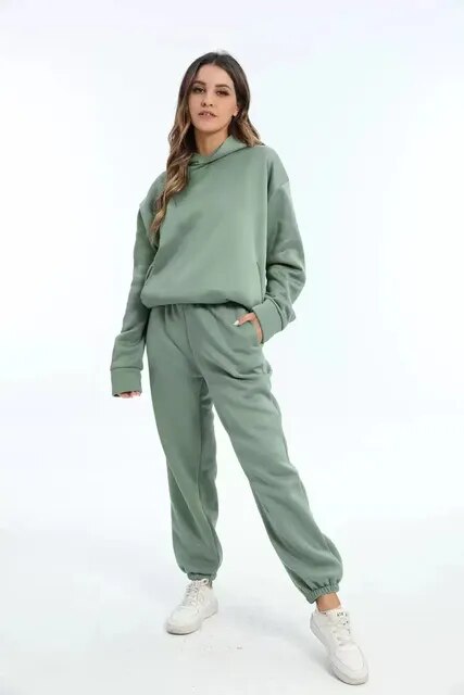 Damski komplet dresowy z kapturem i luźnymi spodniami. Wygodny i stylowy dres oversize na co dzień.
