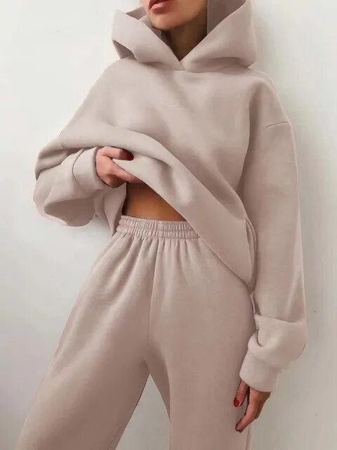 Casualowy damski komplet dresowy z kapturem. Bluza i spodnie dresowe. Idealny do relaksu w domu, wygoda.