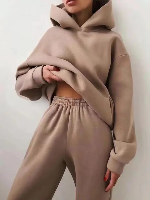 Sportowy komplet dresowy damski. Bluza oversize z kapturem i luźne spodnie dresowe. Maksymalny komfort i styl.