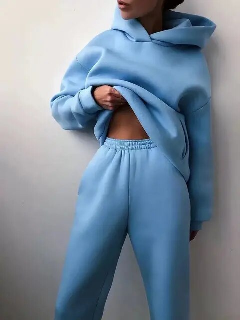 Modny dres damski. Komplet z kapturem i luźnymi spodniami. Casualowy look i komfort noszenia na co dzień.