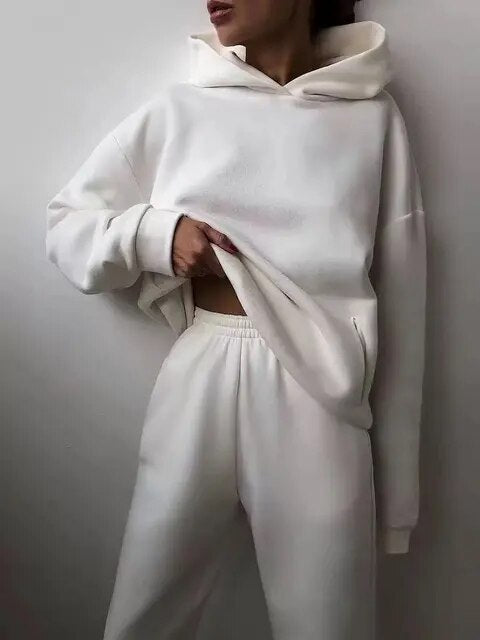 Damski komplet dresowy. Bluza z kapturem i szerokie spodnie. Wygodna odzież casualowa, stylowy dres.