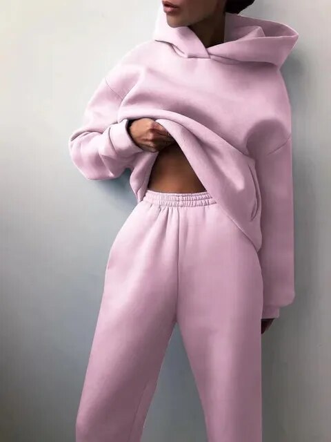 Oversize'owy damski dres. Komplet z kapturem i luźnymi spodniami dresowymi. Komfort i styl na każdą okazję.