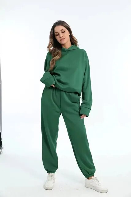 Wygodny damski komplet dresowy oversize. Bluza z kapturem i szerokie spodnie. Idealna odzież sportowa casual.