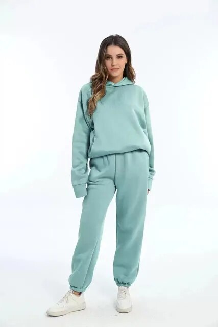 Modny komplet dresowy damski. Bluza z kapturem i luźne spodnie zapewniają styl i wygodę. Moda casual.