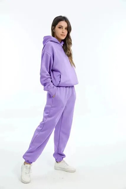 Damski dres sportowy z kapturem. Oversize'owa bluza i szerokie spodnie dresowe. Komfort i styl na relaks.