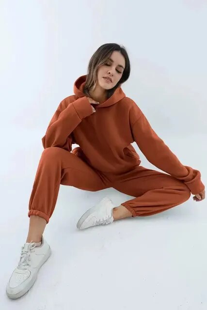 Elegancki szary damski komplet dresowy. Bluza z kapturem i luźne spodnie dresowe. Casualowy, komfortowy styl.