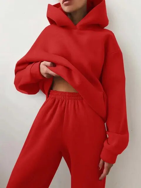 Luźny damski komplet dresowy. Bluza z kapturem i szerokie spodnie dresowe. Modna, komfortowa odzież sportowa.