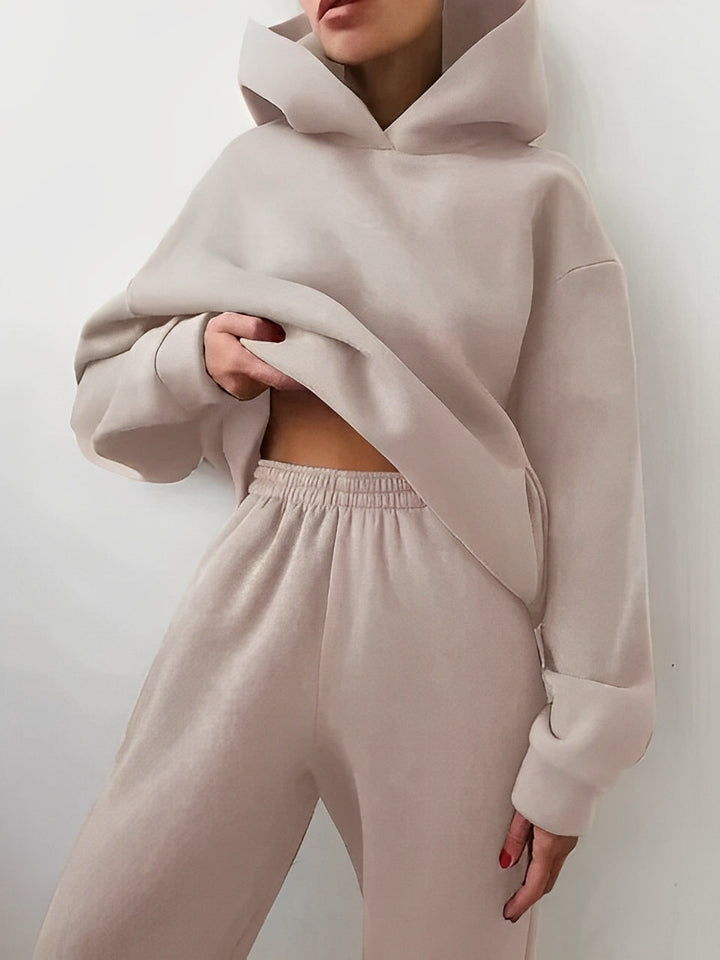 Stylowy dres damski: bluza z kapturem i spodnie. Idealny na jesienne i zimowe spacery.