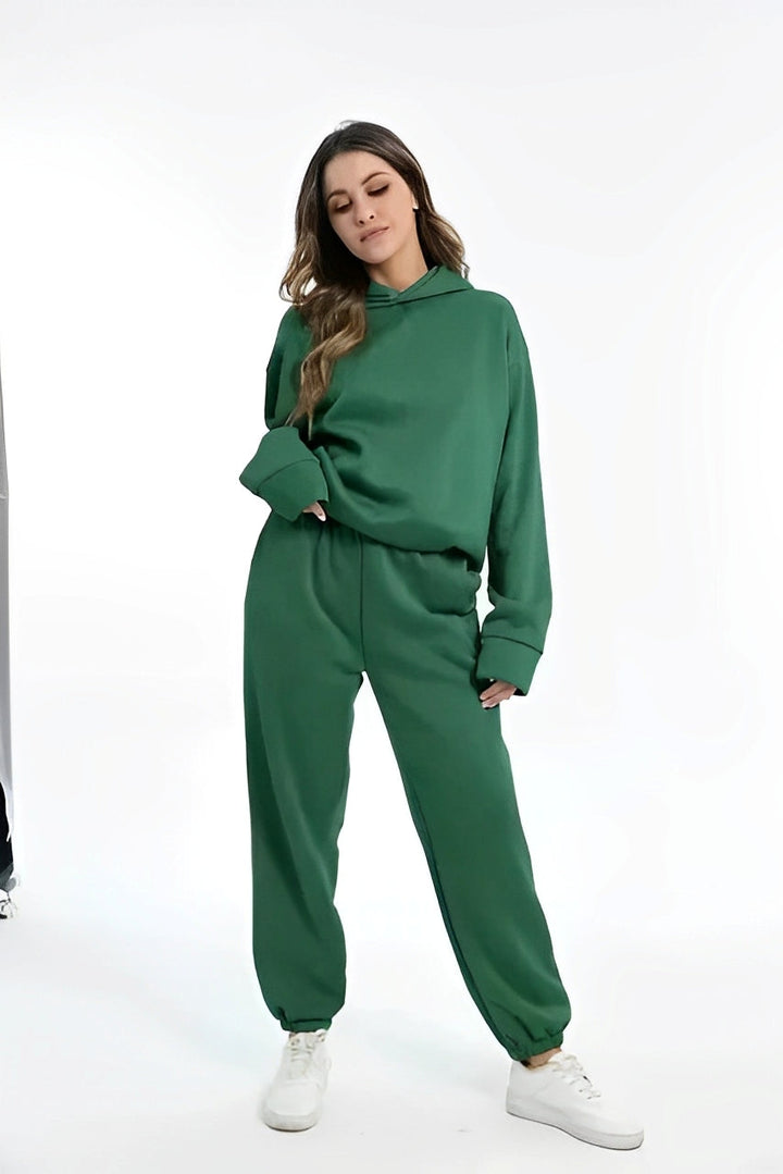 Modny dres damski ze spodniami i bluzą z kapturem, perfekcyjny na chłodne dni.