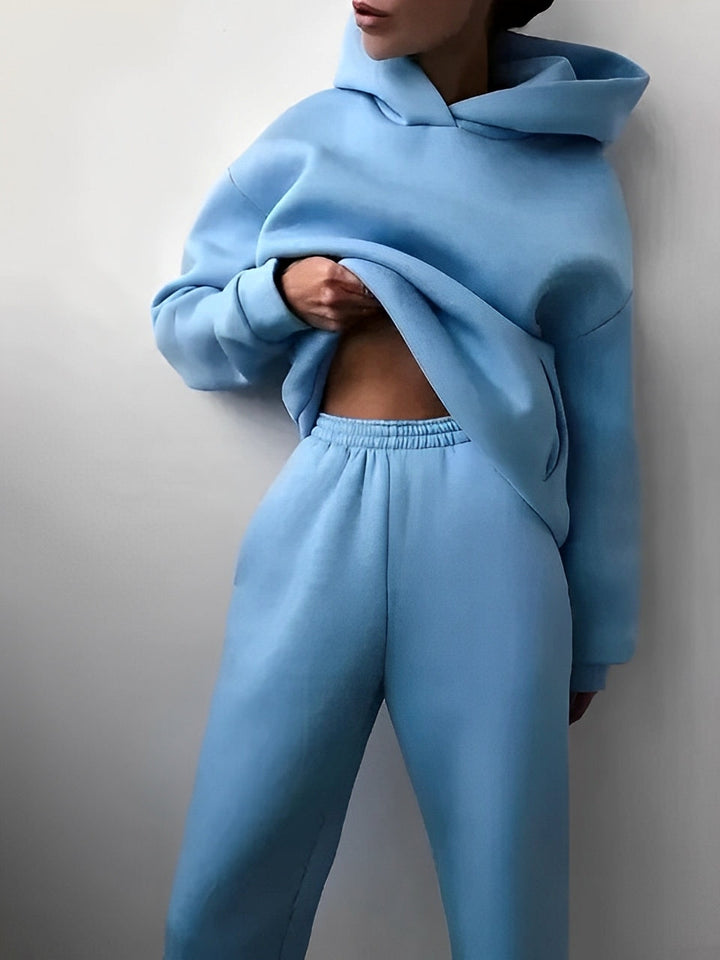Damski dres jesienno-zimowy, bluza z kapturem i spodnie. Połączenie komfortu i stylu.