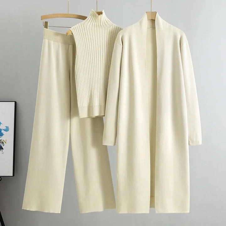 Miękki, dzianinowy sweter z kompletu damskiego. Elegancki i wygodny, doskonały do jesiennych stylizacji.