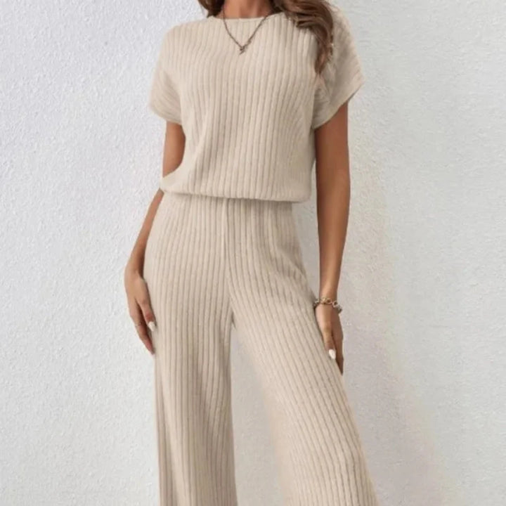 Damski komplet dzianinowy: crop top i spodnie wide leg. Stylowy, wygodny zestaw idealny na jesień.