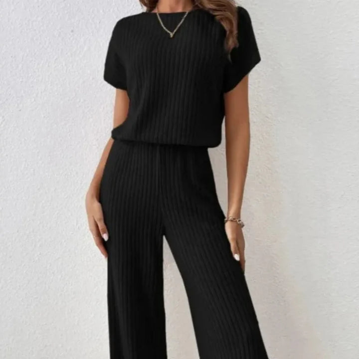 Elegancki dzianinowy crop top i spodnie wide leg. Modny komplet damski zapewniający wygodę i styl casual.