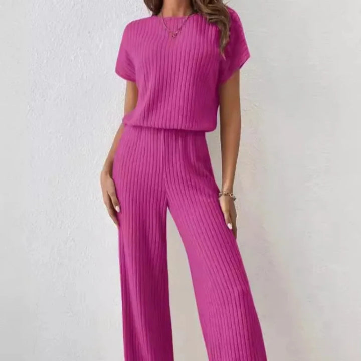 Wygodny damski komplet dzianinowy. Crop top i spodnie wide leg do stylizacji casual i eleganckich na jesień.