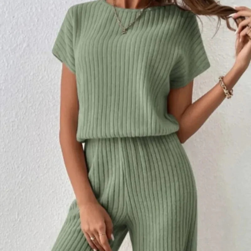 Modny komplet damski z dzianiny: crop top i spodnie wide leg. Stylowa, wygodna stylizacja casual na jesień.