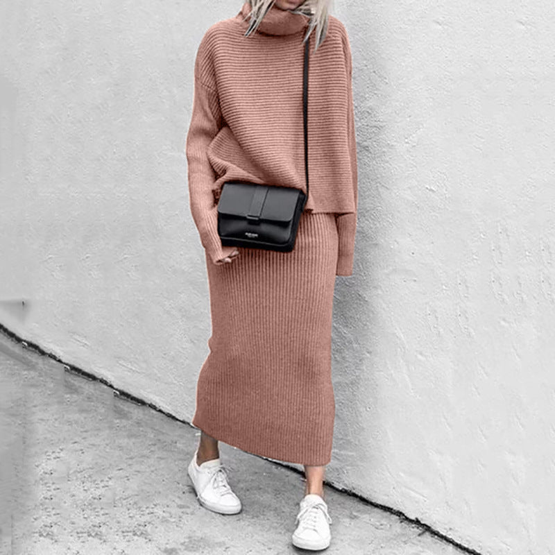 Damski komplet: luźny sweter i prążkowana spódnica midi. Modny zestaw damski na co dzień, styl casual, wygoda.