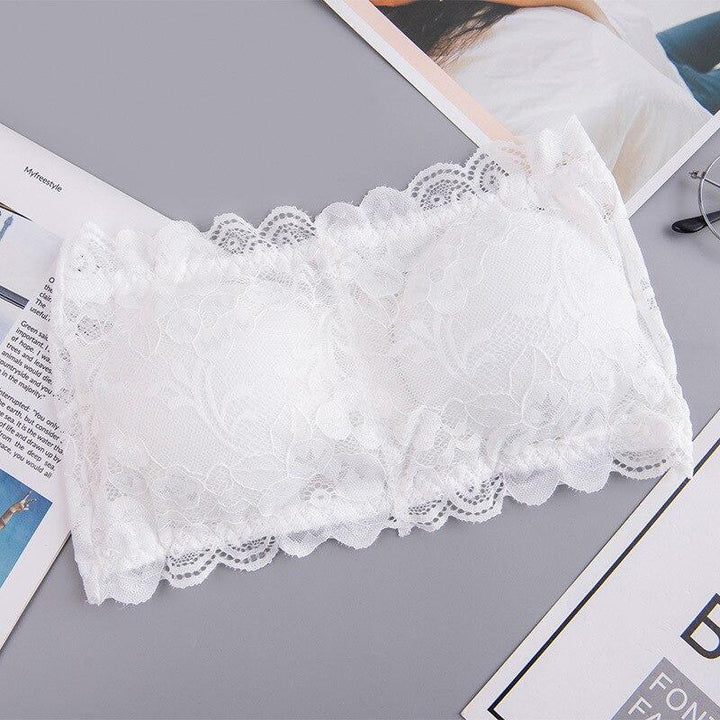 Komfortowy damski biustonosz bandeau z delikatnej koronki, bez ramiączek. Niewidoczny pod ubraniem, elegancka bielizna.