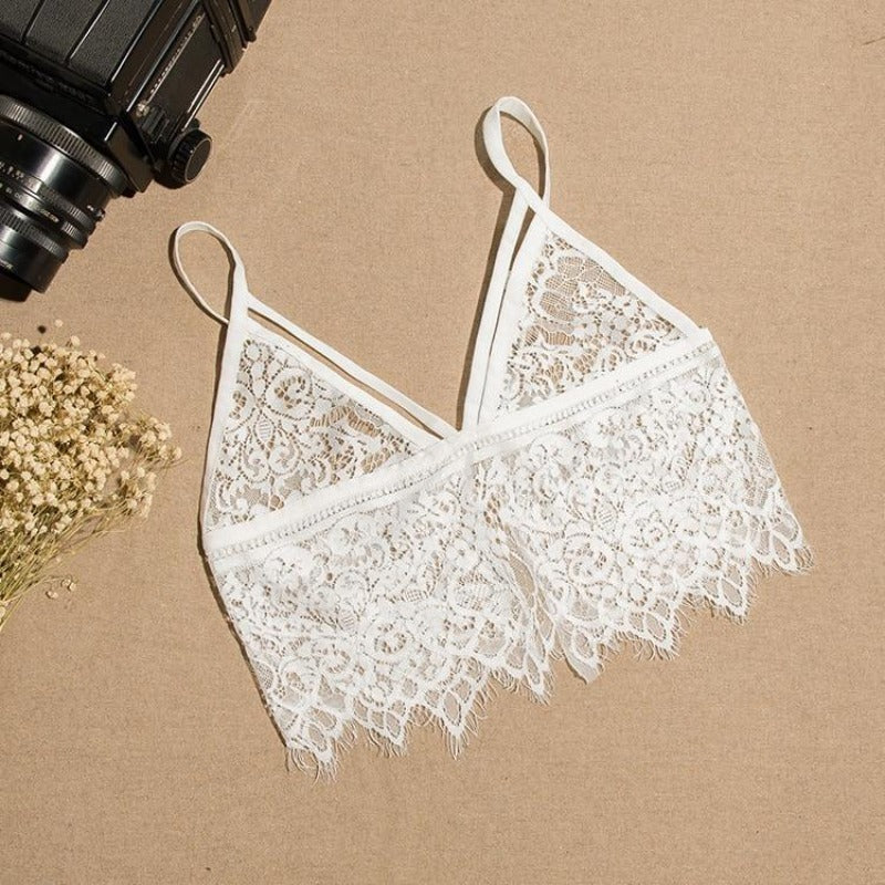 Biały koronkowy biustonosz bralette damski z ozdobnymi paskami. Wygodna bielizna bezfiszbinowa, elegancka i modna.