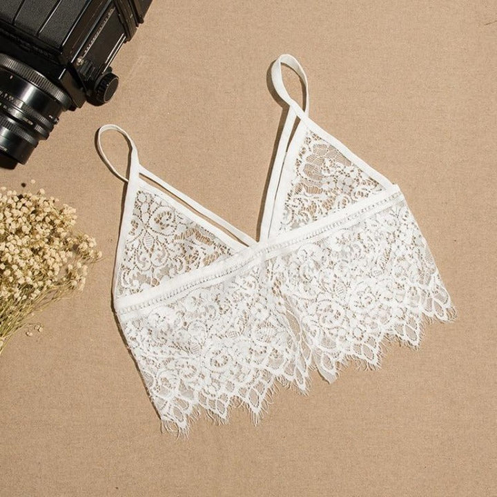 Biały koronkowy biustonosz bralette damski z ozdobnymi paskami. Wygodna bielizna bezfiszbinowa, elegancka i modna.