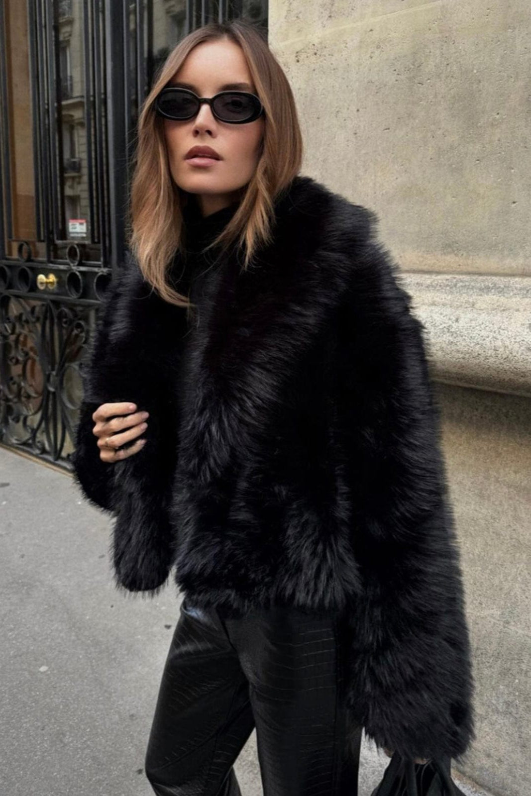 Damski czarny krótki płaszcz. Idealny na jesienne stylizacje i zimowe dni. Modne, eleganckie okrycie wierzchnie.