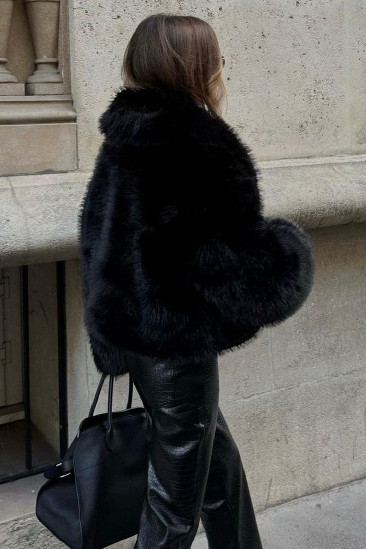 Czarny krótki płaszcz damski. Eleganckie okrycie wierzchnie z modnymi detalami. Moda damska jesień-zima.