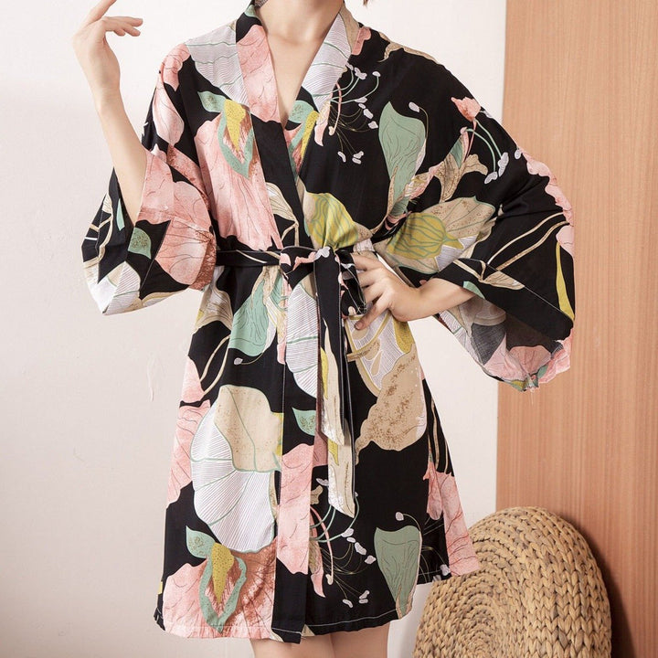 Damski krótki peniuar w kwiaty, lekki szlafrok kimono. Idealny na wiosnę i lato.